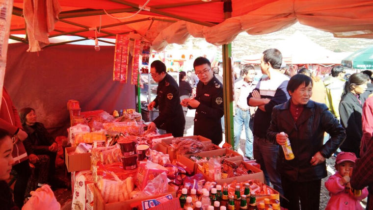 縣食藥監(jiān)局灘歌鎮(zhèn)監(jiān)管所開展白馬溝廟會食品安全專項(xiàng)檢查